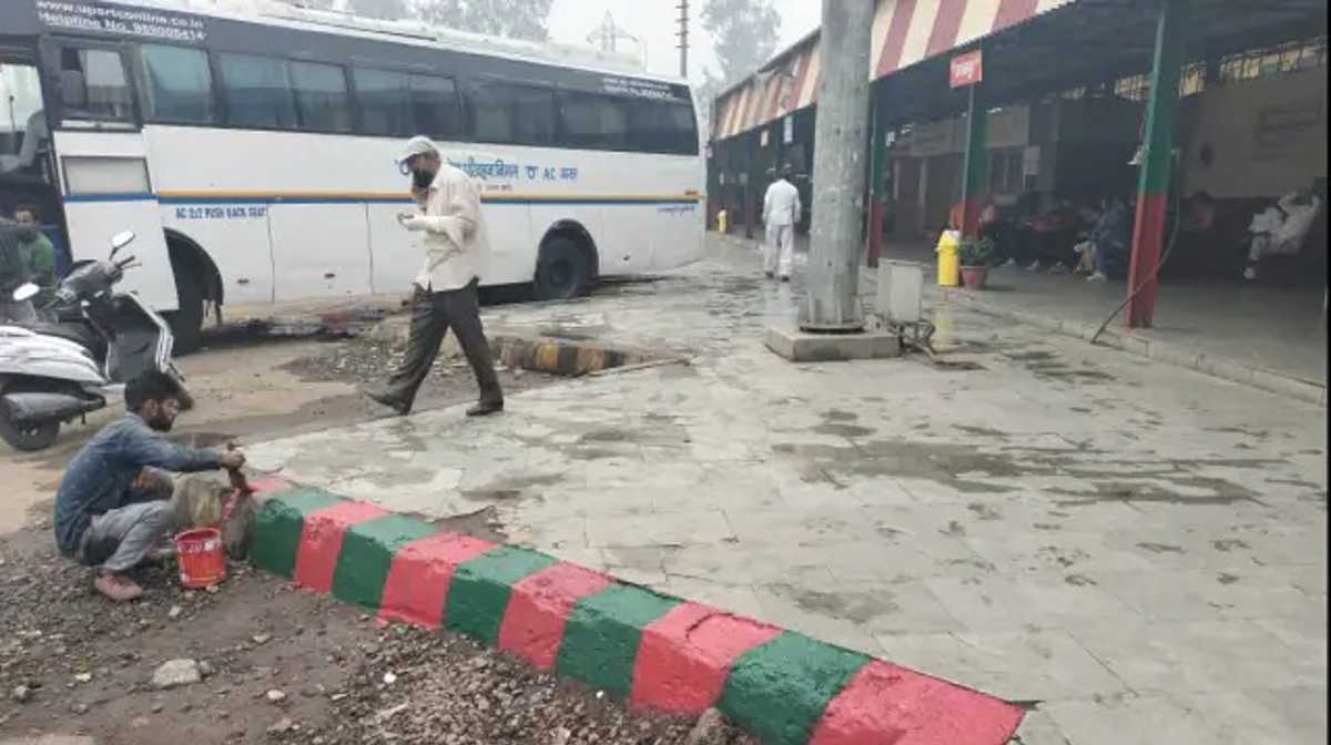 Bareilly News: हड़बड़ी में रोडवेज अधिकारियों ने सपा के रंग से रंगवा दिया बस स्टैंड