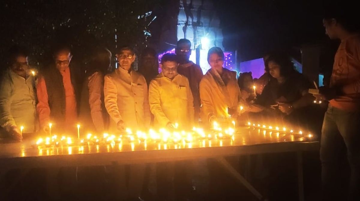 Pratapgarh News: दीपों की रोशनी से जगमगा उठा पूरे ईश्वरनाथ का पौराणिक शिवाला मंदिर