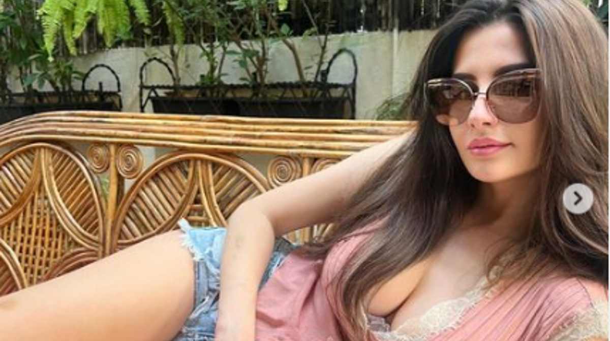 Giorgia Andriani: अरबाज खान की गर्लफ्रेंड ने सोफे पर लेटकर दिए हॉट पोज, कातिलाना अंदाज देख फैंस हुए बेकाबू
