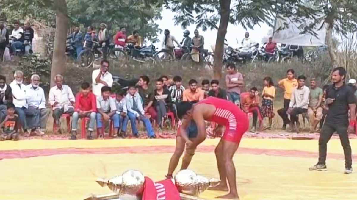 Pratapgarh News: अंतरराष्ट्रीय हॉकी खिलाड़ी ने चैंपियनशिप कुश्ती प्रतियोगिता का किया उद्घाटन