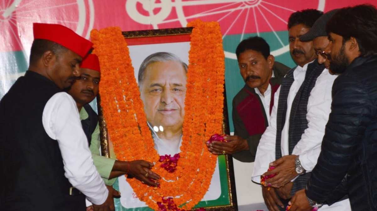 Pratapgarh News: ‘नेताजी के बताए रास्ते पर चलकर पार्टी को मजबूत बनाना ही उनके प्रति होगी सच्ची श्रद्धांजलि’
