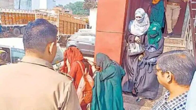 Sambhal News: स्कूल बंक कर होटल में कर रहे मस्ती, पुलिस ने युवक-युवतियों को पकड़ा