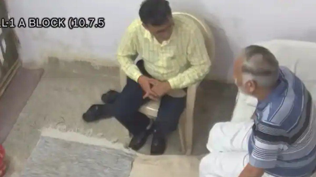 Satyendra Jain Video: सत्येन्द्र जैन का नया वीडियो आया सामने, सस्पेंड जेल सुपरिटेंडेंट के साथ आ रहे नजर