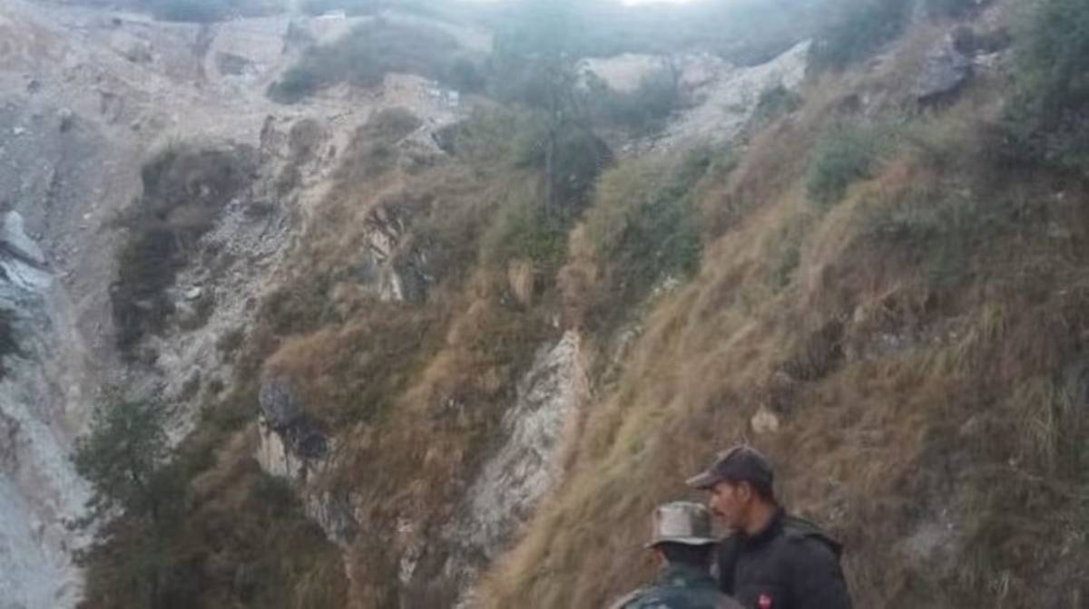 Uttarakhand Accident: गहरी खाई में गिरी सवारियों से भरी गाड़ी, 12 की मौत