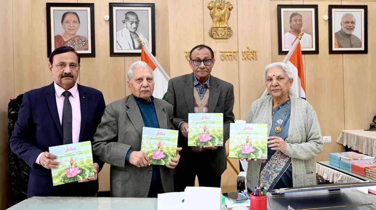 Lucknow News: भारत का राष्ट्रीय पुष्प नामक काफी टेबल पुस्तक का राज्यपाल ने किया विमोचन