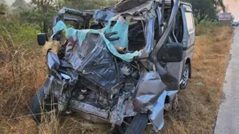 Road Accident: कार और ट्रक की टक्कर में 9 लोगों की मौत