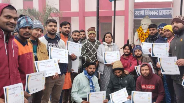 Gorakhpur News: सनराइज सेवा संस्थान ट्रस्ट की तरफ से यूथ आईकॉन अवॉर्ड का आयोजन