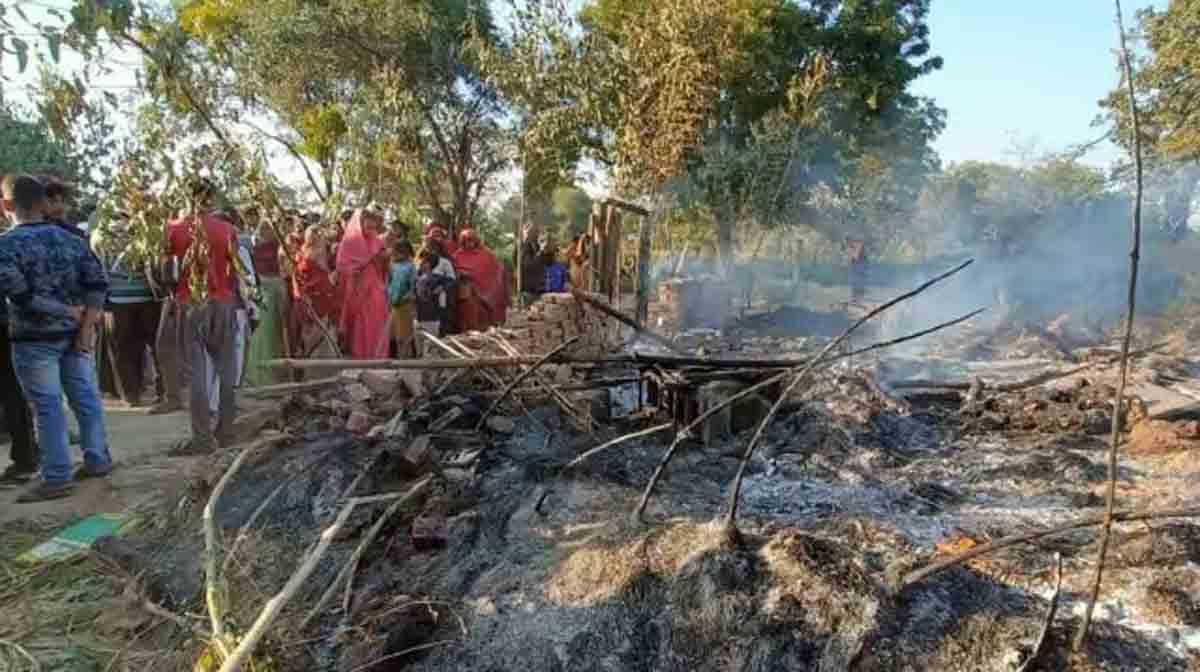 Kanpur News: कब्जा हटाने गई प्रशासनिक टीम के सामने झोपड़ी में जिंदा जले मां-बेटी