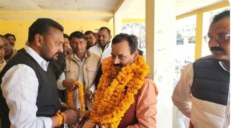 Ghazipur News: भ्रष्टाचार की जांच करने पहुंचे अधिकारी का फूलों से स्वागत