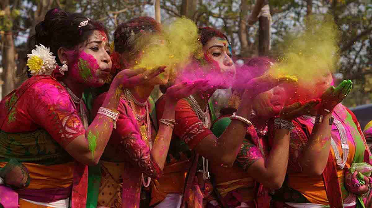 Holi Festival: भस्म और अंगारों वाली होली से लेकर जानें 21 अनूठी होलियों के बारे में