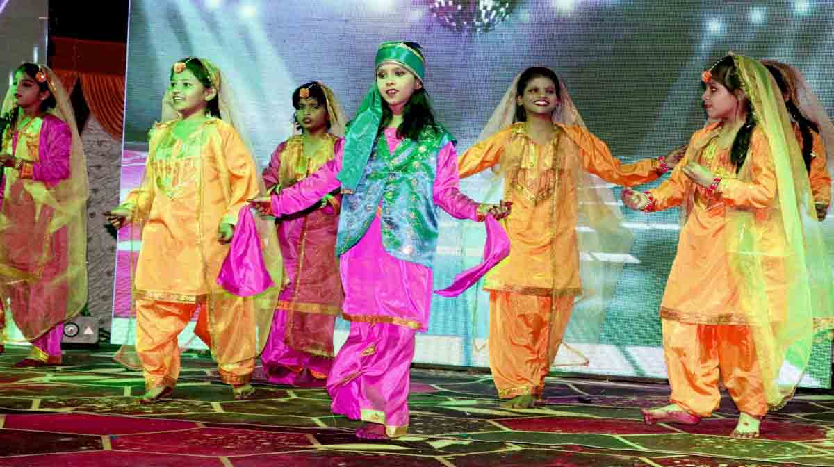 Pratapgarh: विद्यालय के वार्षिकोत्सव में सांस्कृतिक कार्यक्रमों से बच्चों ने मोहा लोगों का मन
