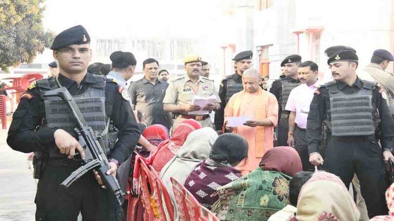 Gorakhpur: फरियादियों को आश्वासन की घुट्टी पिला रहे सीएम योगी, नहीं सुन रहे अधिकारी