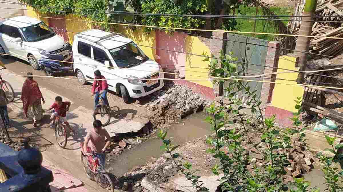 Lucknow: सड़क खोदकर बनाना भूला नगर निगम, मुख्यमंत्री से की समस्या हल कराने की मांग