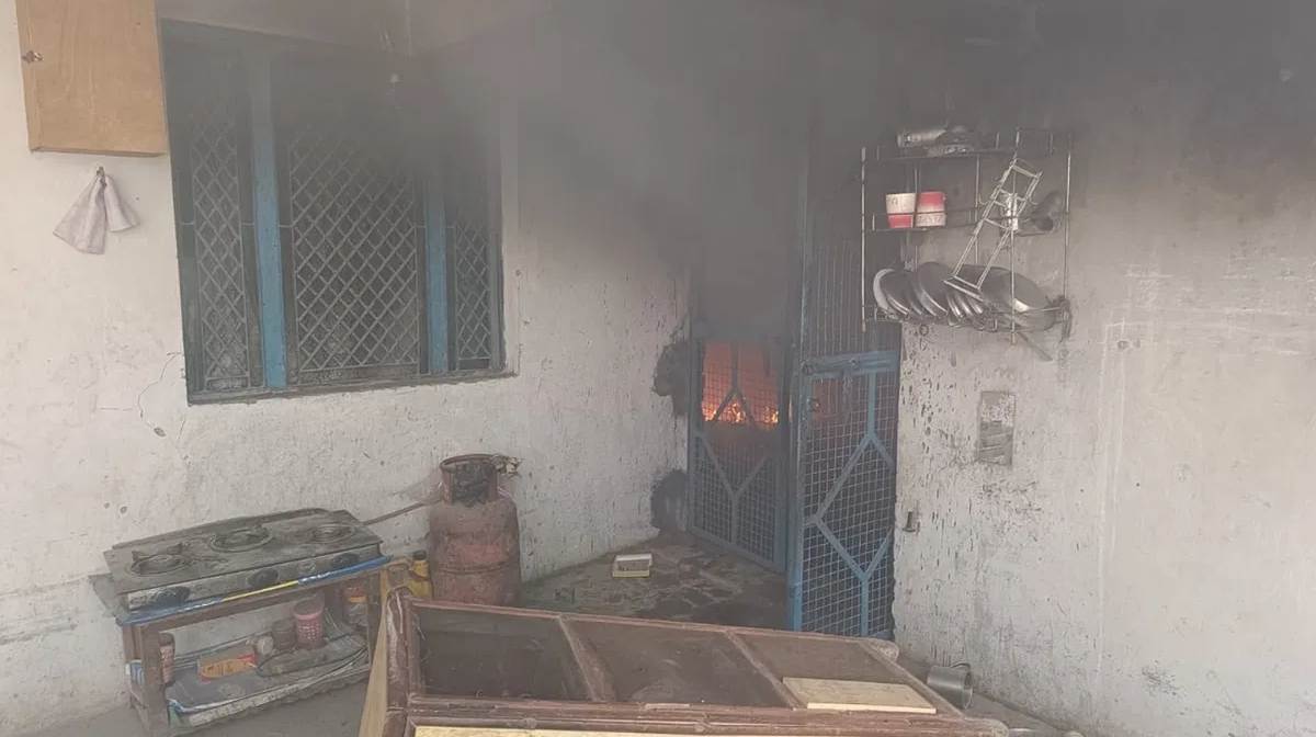 Meerut: हत्या से आक्रोशित भीड़ ने पुलिस की मौजूदगी में फूंके आरोपियों के घर, 164 पर FIR