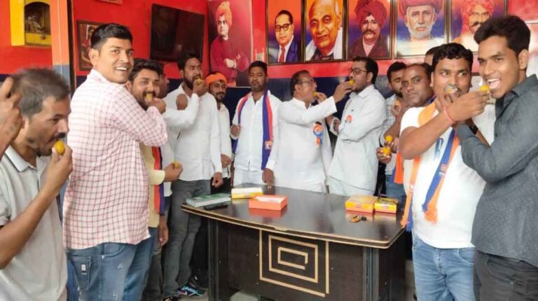Basti News: उप चुनाव में अपना दल एस को मिली सफलता पर बांटी मिठाई