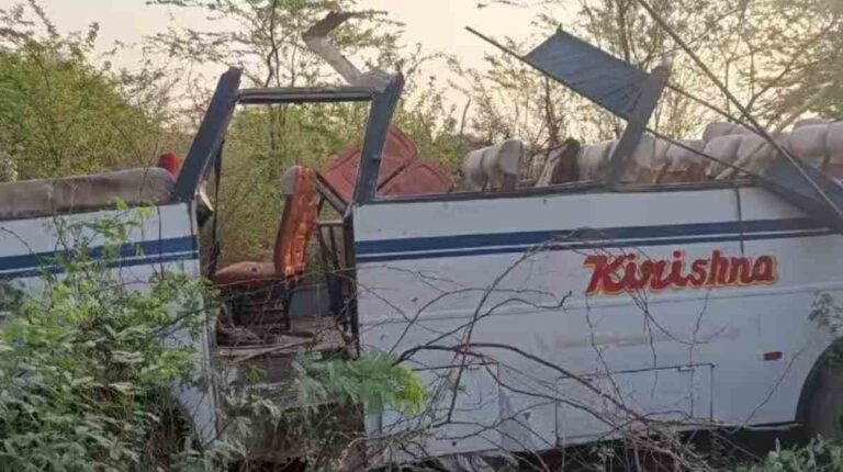 Jalaun Accident: गड्ढे में गिरी बारातियों से भरी बस, पांच लोगों की मौत