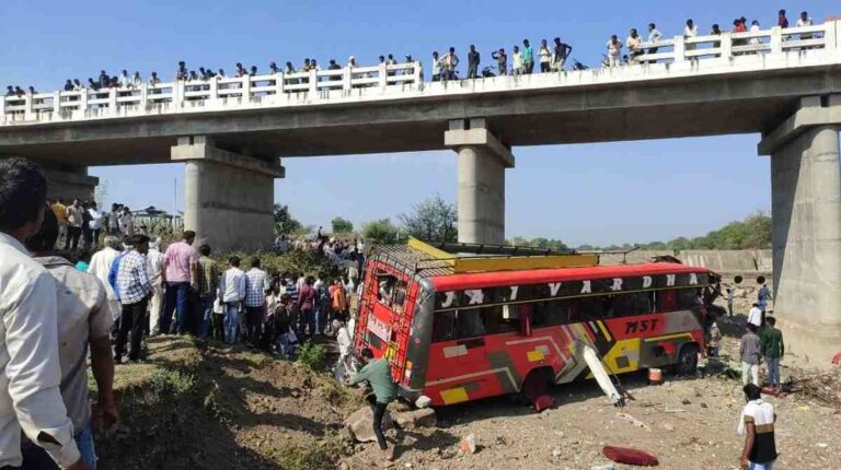 Bus Accident: खरगौन में यात्रियों से भरी बस पुल से गिरी, 70 से 80 लोग थे सवार