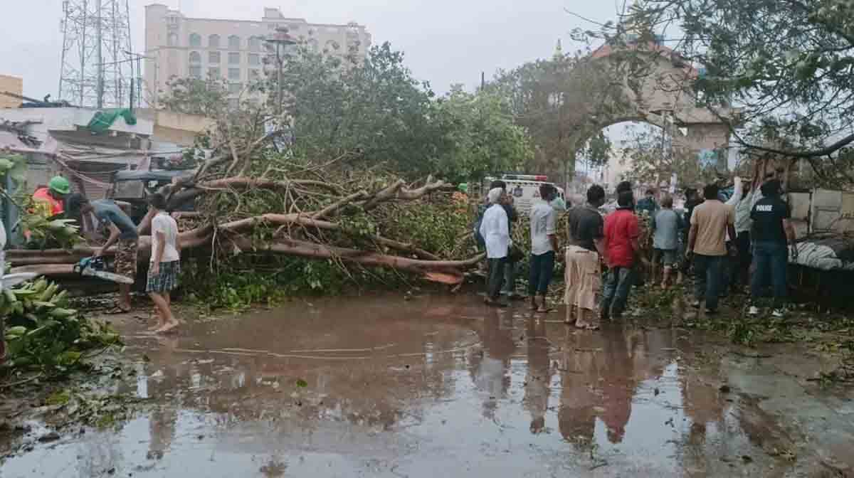 Biparjoy Cyclone: सड़क पर तबाही, मुश्किल में जिंदगी, बचाव कार्य जारी