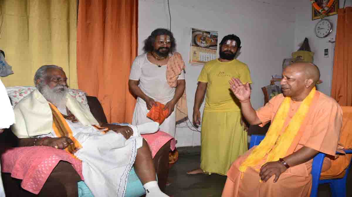 Ayodhya News: संतों से मिले सीएम योगी, जाना हालचाल
