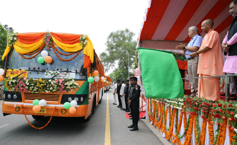 मुख्यमंत्री ने 93 नई राजधानी सेवा एवं 7 साधारण बीएस-6 बसों को हरी झंडी दिखाकर किया रवाना