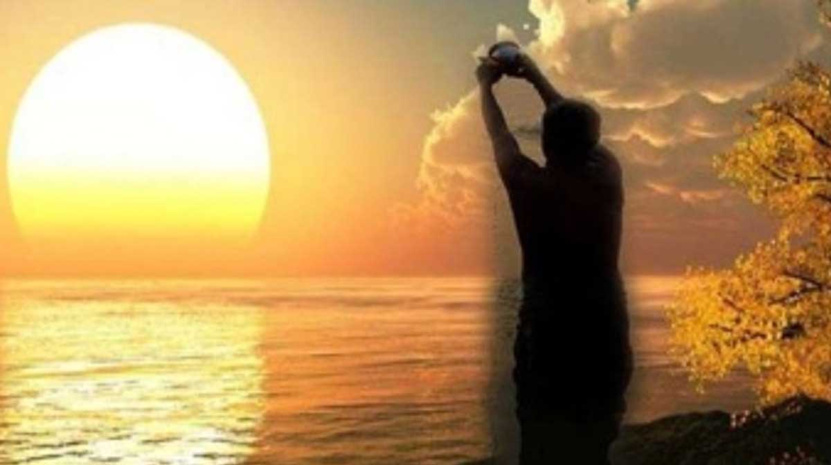 Astrology: सूर्य देव को अर्घ्य देते समय इन बातों का रखें ध्यान