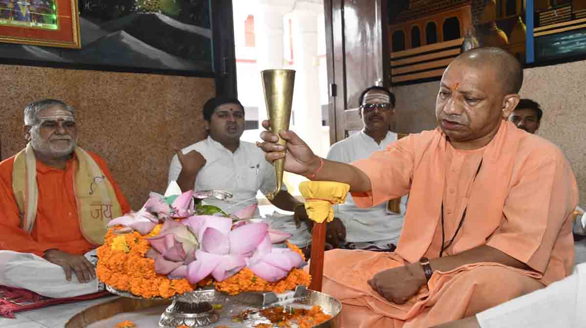 Gorakhpur News: सावन के पहले दिन सीएम योगी के किया रुद्राभिषेक व हवन