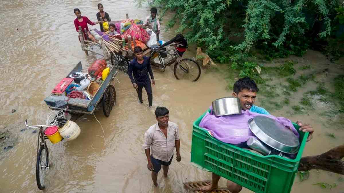 Delhi Flood: बारिश से पानी-पानी हुई दिल्ली, कई इलाकों में भरा पानी; हालात बेकाबू