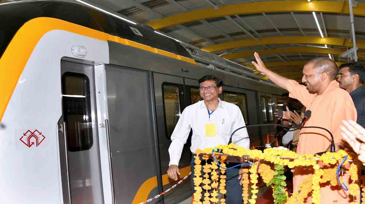 Agra News: सीएम योगी ने आगरा मेट्रो ट्रेन के हाई स्पीड ट्रायल रन का किया शुभारंभ