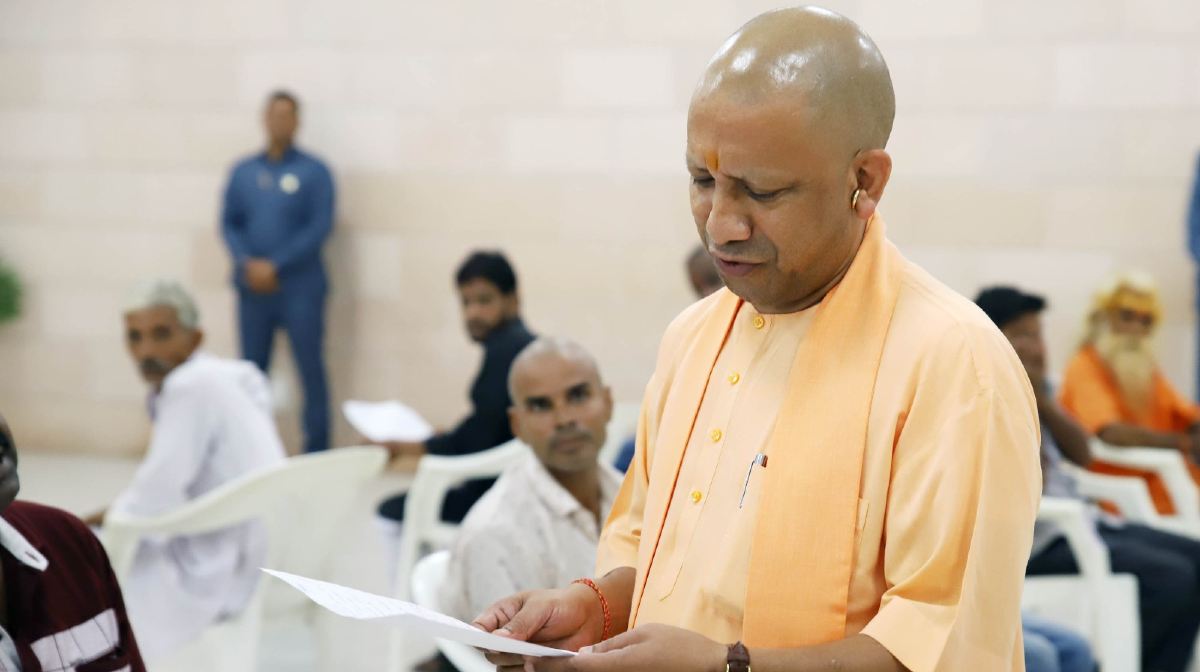 Mukhyamantri Janata Darshan: सीएम योगी ने सुनी 200 फरियादियों की समस्या