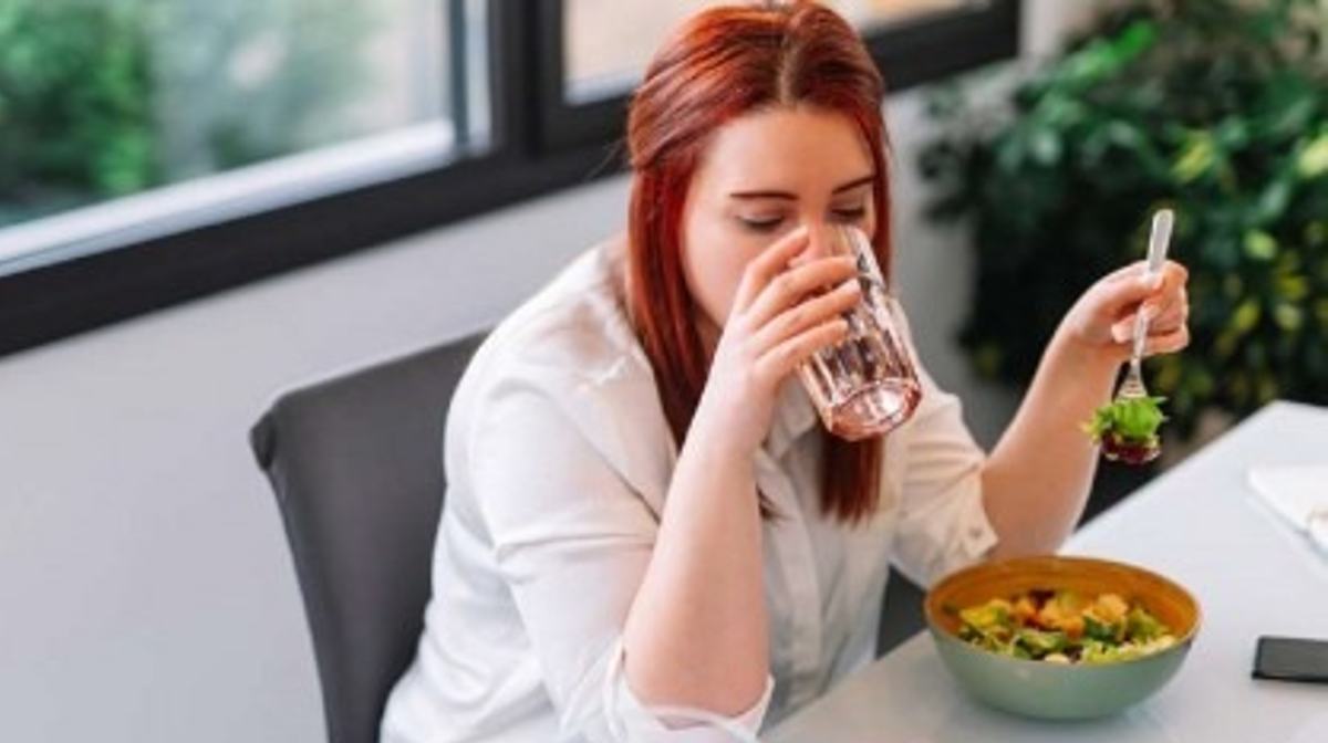 Health Care: खाने के बाद पीते हैं पानी तो हो जाएं सावधान, जाने क्या पड़ता है प्रभाव