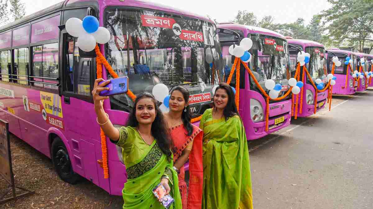 Lucknow News: पूरी तरह महिलाओं के जिम्मे होगा पिंक बसों का संचालन
