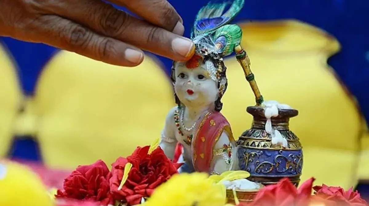 Shri Krishna Janmashtami 2023: श्रीकृष्ण जन्माष्टमी से जुड़ी कथाएं, जानें पूजा करने की विधि