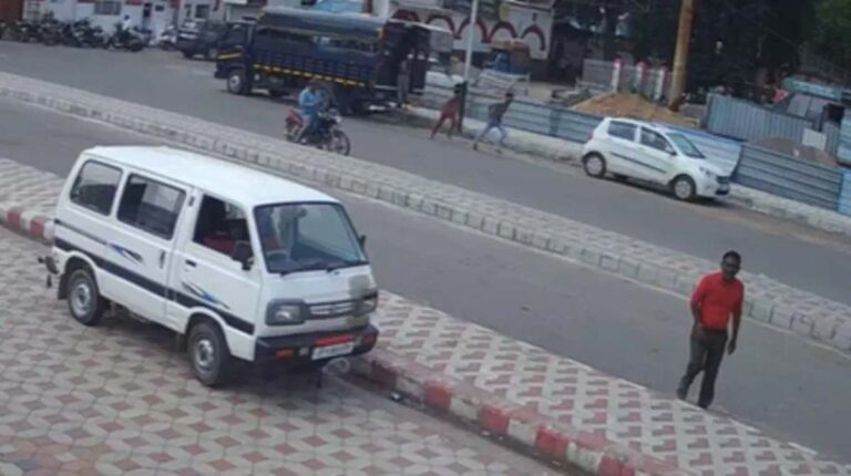 Jhansi News: वैन में आराम फरमा रहे थे पुलिसवाले, भाग गए 3 कैदी; Video Viral