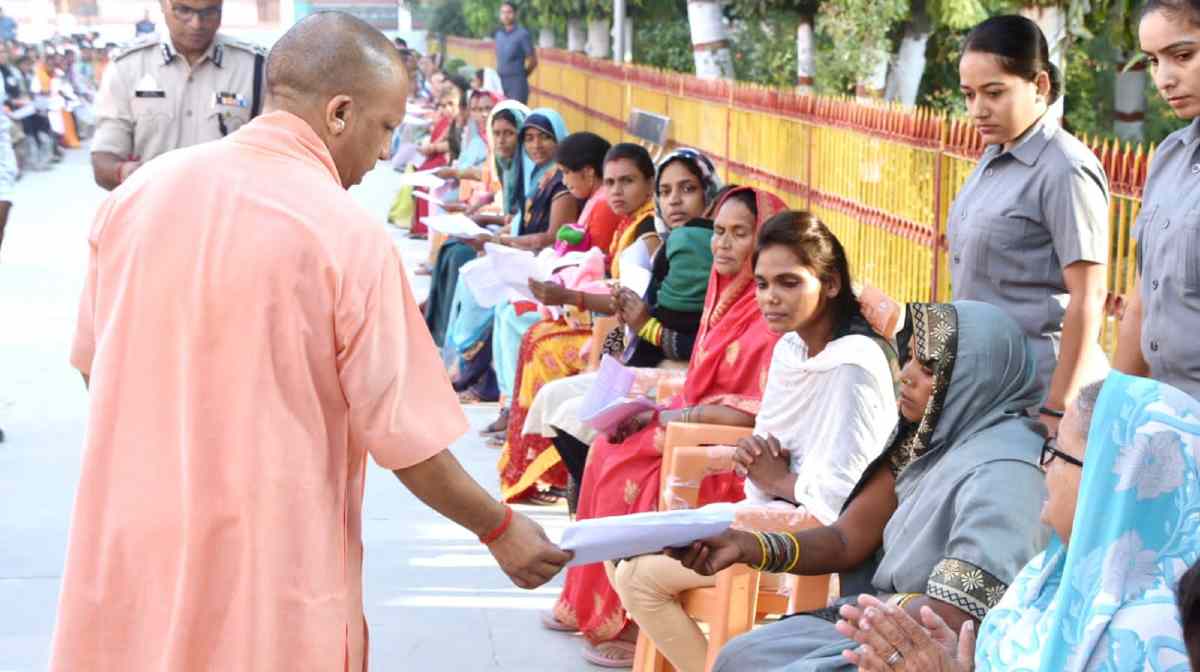 Gorakhpur: जनता दर्शन में सीएम योगी ने 200 लोगों की सुनी समस्याएं