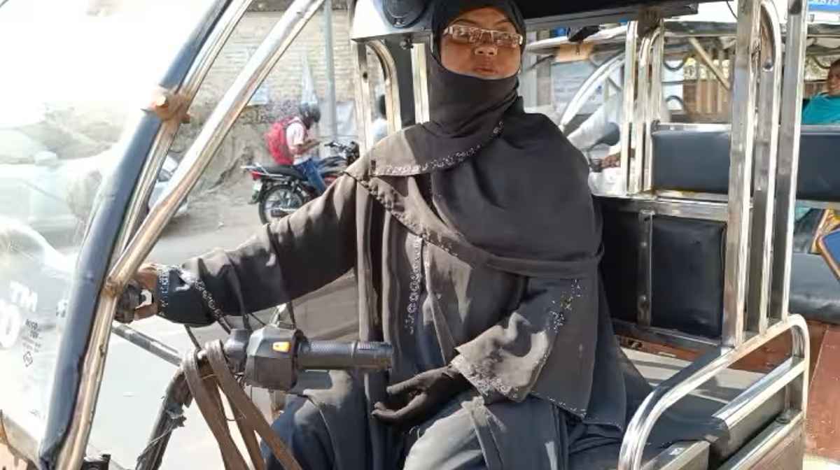 Moradabad: बुर्का पहनकर ई-रिक्शा चलाती महिला की फोटो वायरल, बोली- मेहनत करने में कोई बुराई नहीं