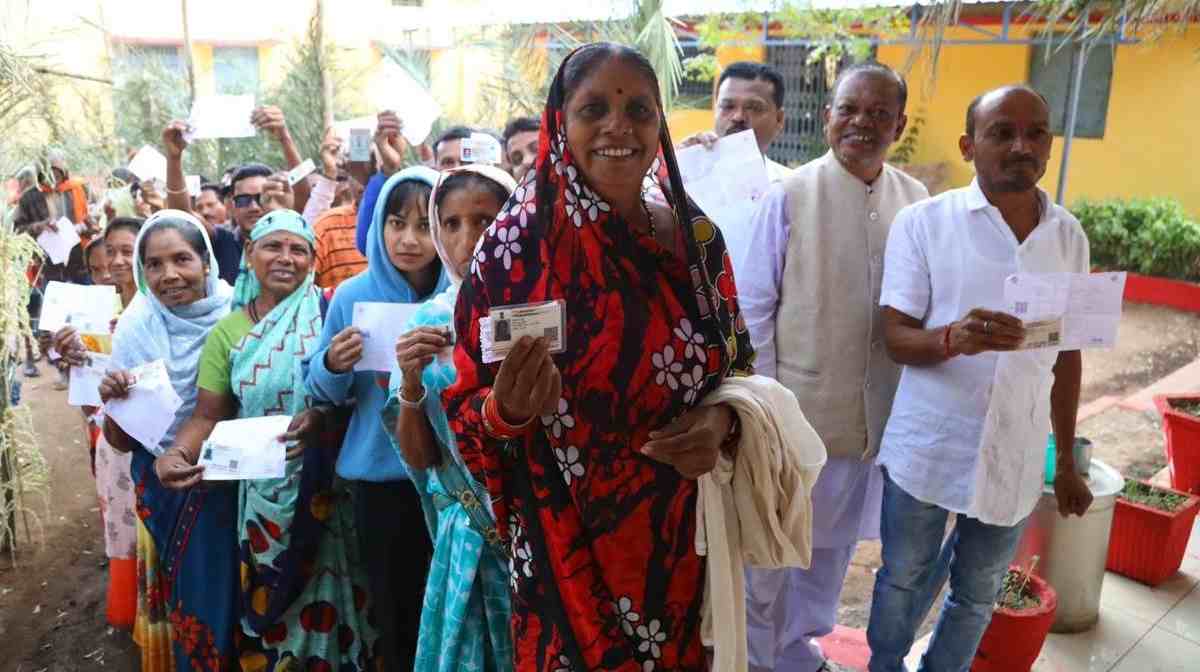 Chhattisgarh-Mizoram Voting: छत्तीसगढ़ और मिजोरम में वोटिंग जारी, पोलिंग बूथों पर उमड़े मतदाता