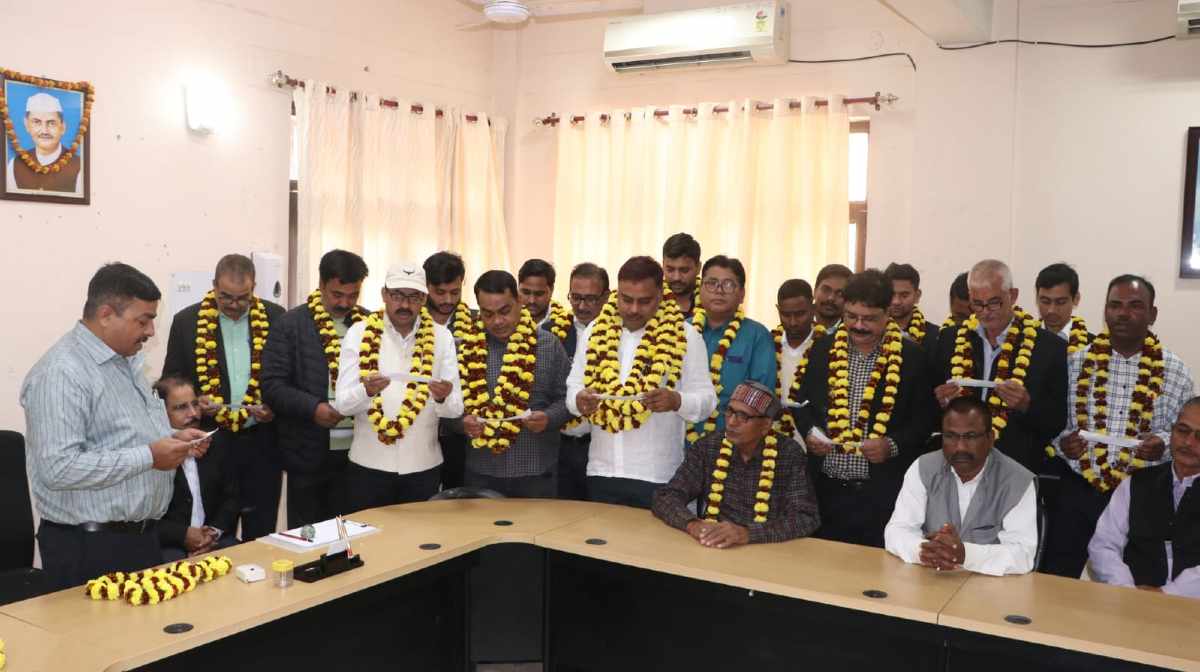 Pratapgarh: दीवानी न्यायालय कर्मचारी संघ के पदाधिकारियों का संपन्न हुआ शपथ ग्रहण समारोह