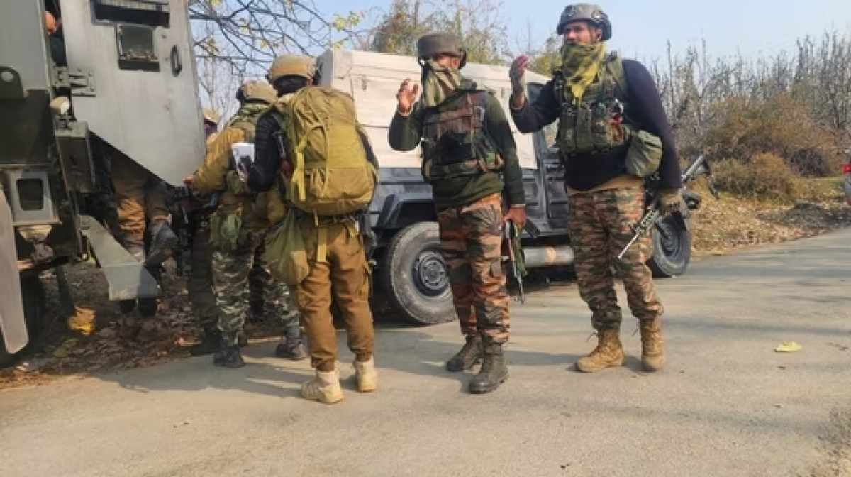 Kulgam Encounter: जम्मू-कश्मीर के कुलगाम में सेना से मुठभेड़ में लश्कर के पांच आतंकी ढेर