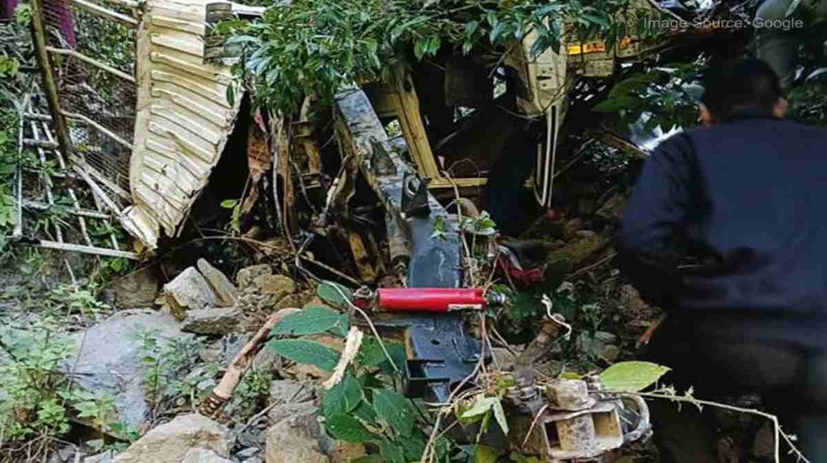 Okhalkanda Road Accident: नैनीताल में गहरी खाई में गिरी जीप, 8 लोगों की मौत