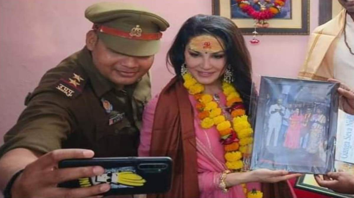 Sunny Leone Varanasi Visit: सनी लियोनी को देख ड्यूटी भूले दरोगा, सेल्फी लेने की तस्वीर वायरल