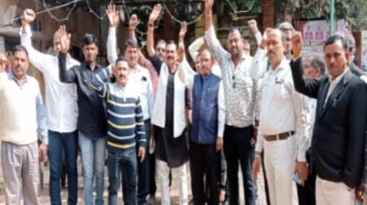Pratapgarh: साथी नेताओं पर दर्ज मुकदमे के विरोध में जिले के अधिवक्ताओं में आक्रोश