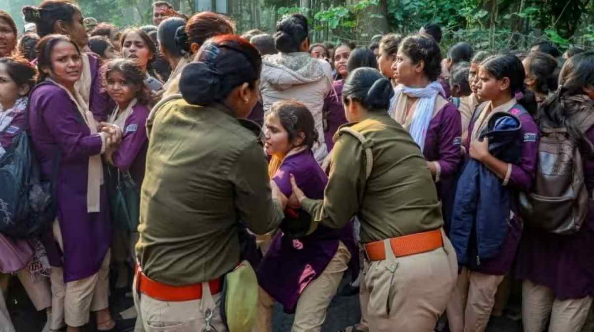 UP Dial-112 की महिला कर्मियों के प्रदर्शन पर एक्शन में सरकार, अशोक कुमार हटे, नीरा रावत नई ADG