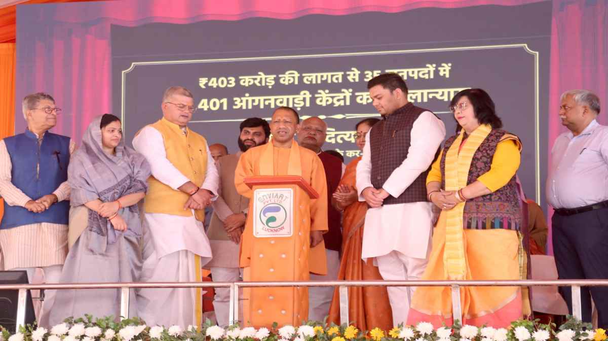 CM Yogi visit to Ayodhya: हॉट कुक्ड मील योजना का शुभारंभ कर सीएम योगी ने रामलला दरबार में टेका मात्था