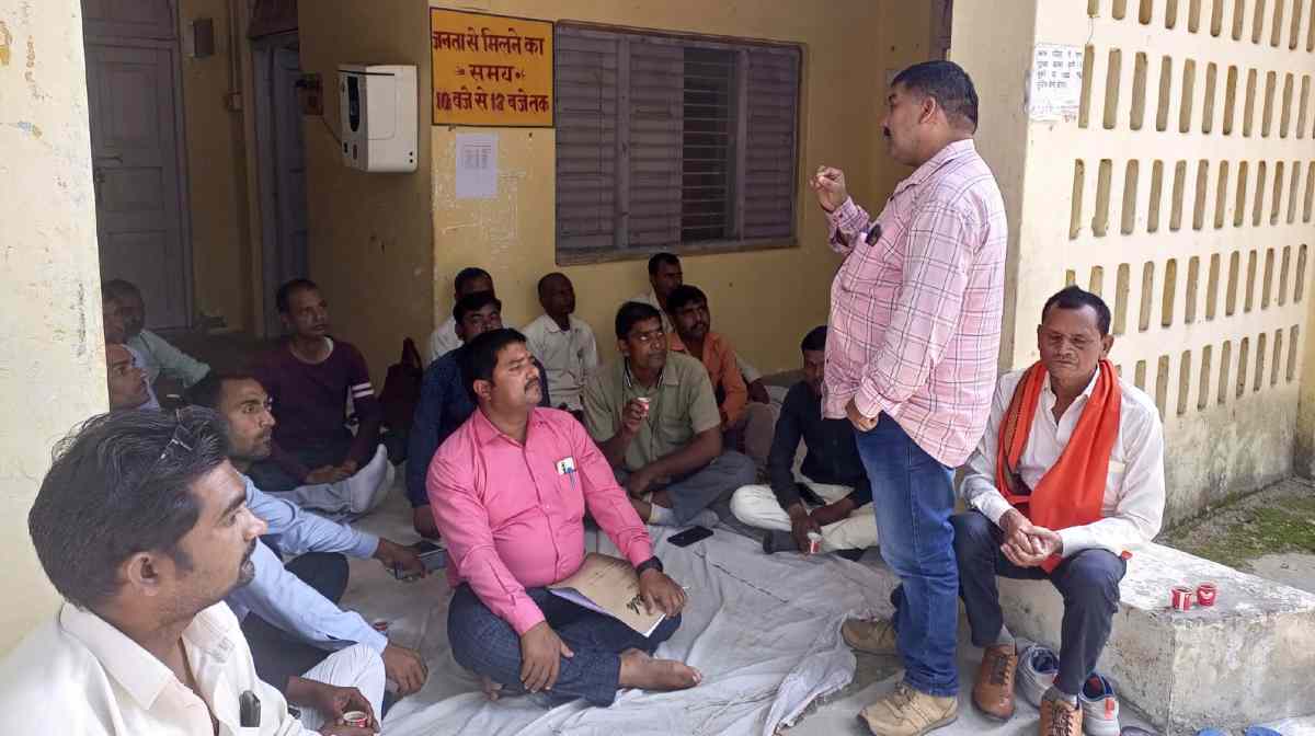 Siddharthnagar: बढ़नी में रोजगार सेवकों का धरना व कार्य बहिष्कार चौथे दिन भी जारी