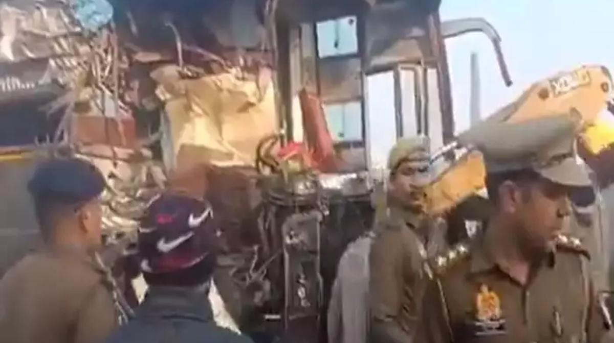 Bahraich Road Accident: डबल डेकर बस और ट्रक में भिड़ंत, तीन की मौत, सात घायल