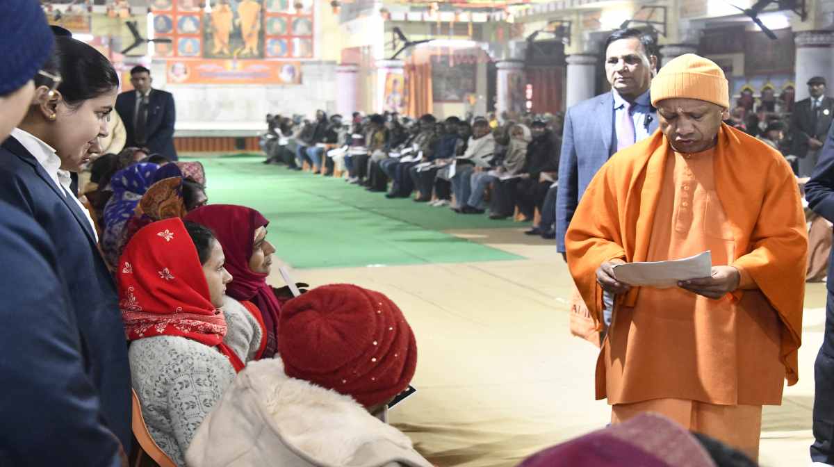 Janata Darshan: सीएम योगी ने जनता दर्शन में सुनीं 250 लोगों की समस्याएं