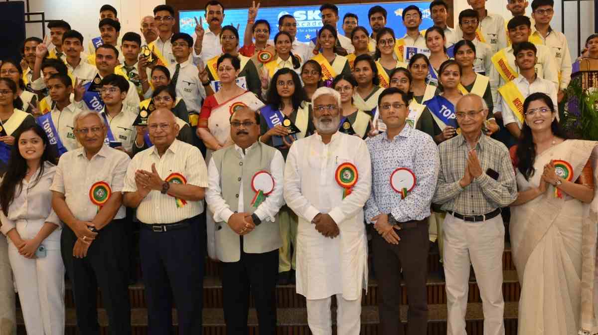 एसकेडी एकेडमी में प्रतिभावान छात्रों एवं शिक्षकों को किया गया सम्मानित