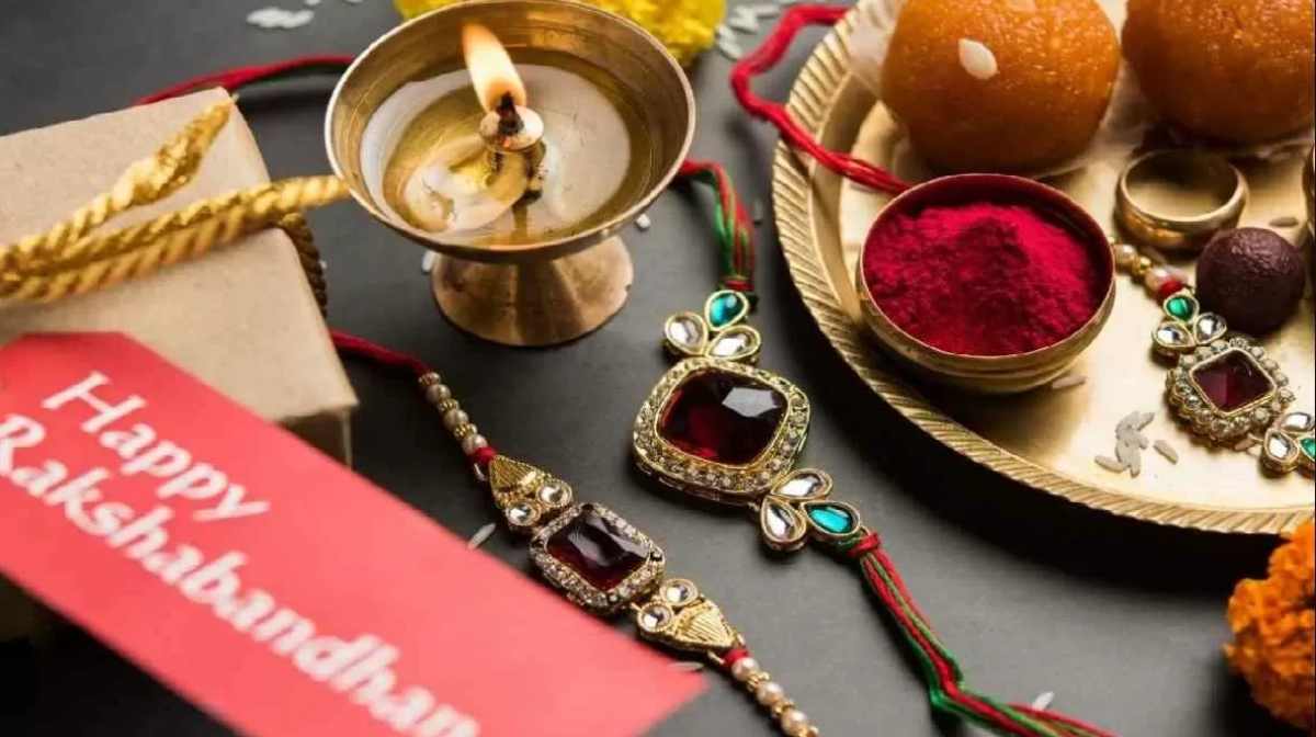 Rakshabandhan 2024: रक्षाबंधन पर भद्रा और शुभ मुहूर्त, जानें राखी बांधने की सही दिशा