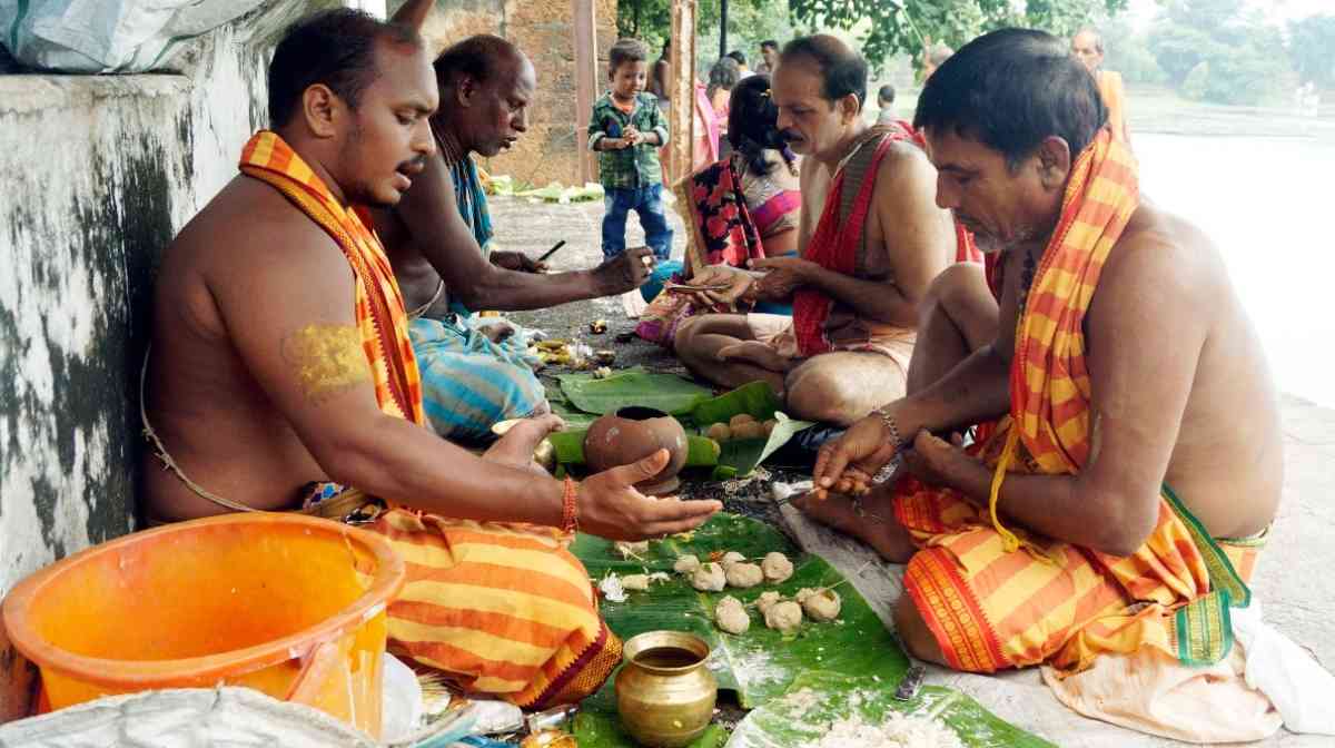 Pitru Paksha: श्राद्ध से पहले दिखने लगे ये संकेत तो हो जाएं सतर्क