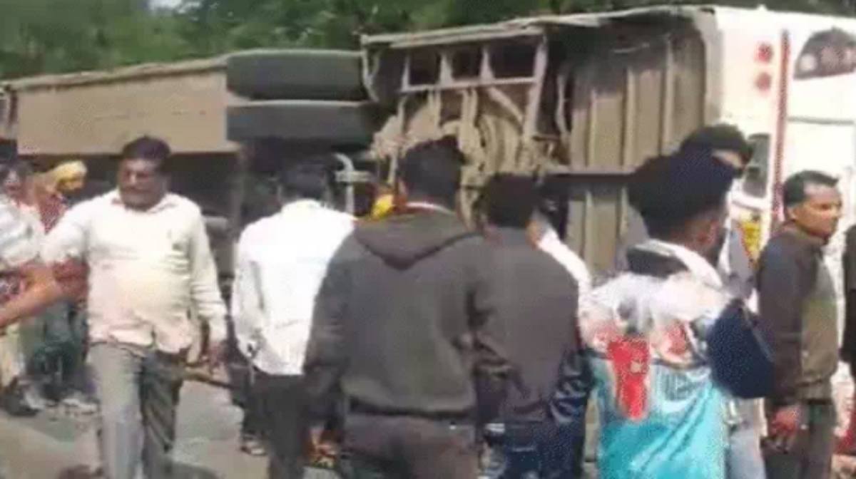 Maharashtra accident: महाराष्ट्र के गोंदिया में बाइक को बचाने में पलटी बस, 9 की मौत